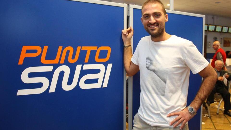 La vittima della brutale rapina, Enrico Del Rosso, all’interno della sua sala Snai (foto Nucci)