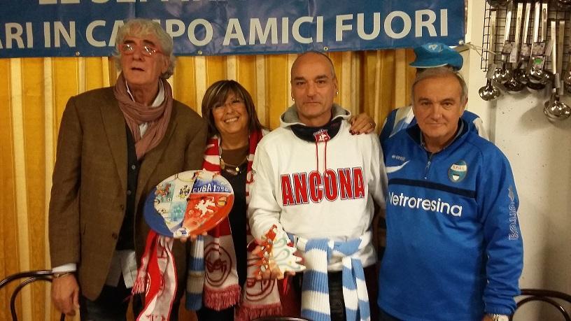 Il gemellaggio prima del match fra le tifoserie