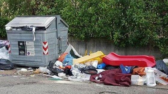 Strade e marciapiedi come discariche nel cuore di Bottegone