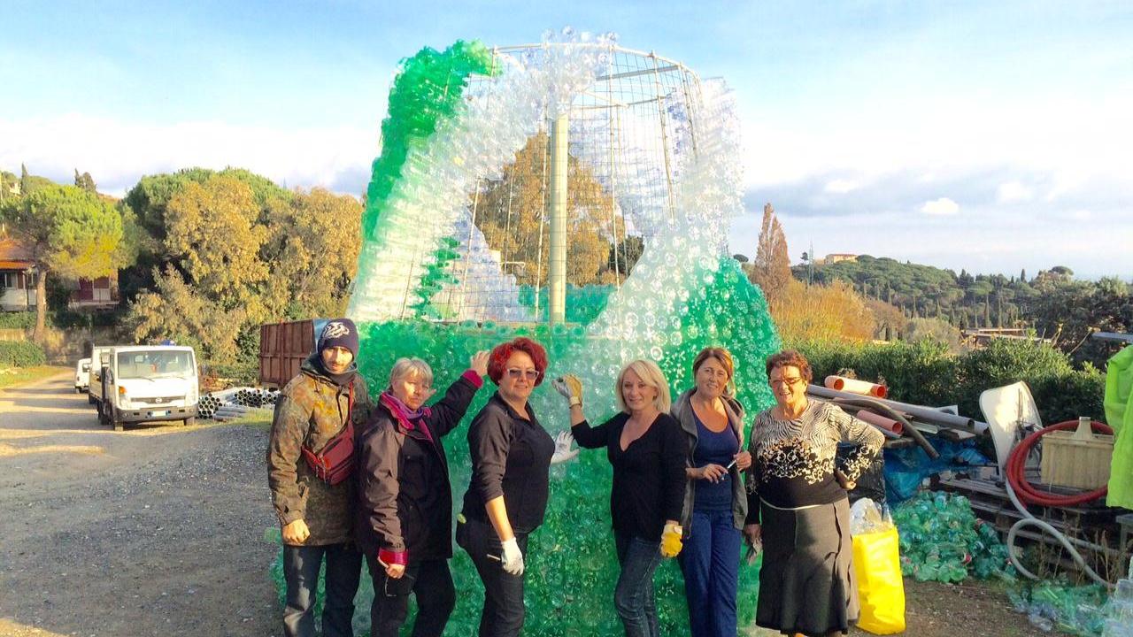 L'albero di Natale realizzato riutilizzando delle bottiglie di plastica