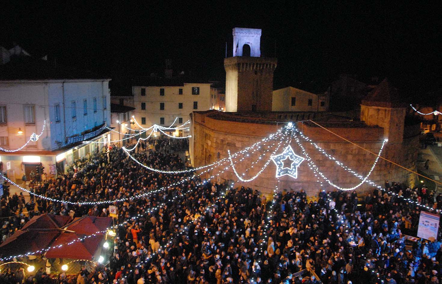 Un Capodanno con migliaia di persone alla festa in piazza Verdi (foto Paolo Barlettani)