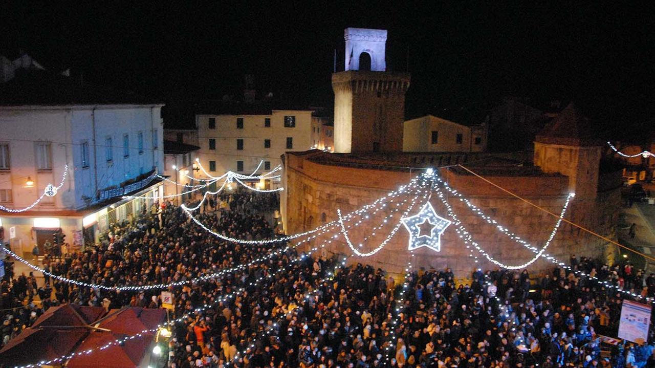 Un Capodanno con migliaia di persone alla festa in piazza Verdi (foto Paolo Barlettani)