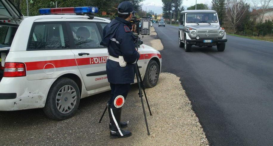 Selfie al volante, linea dura: quasi 300 multe in un anno 