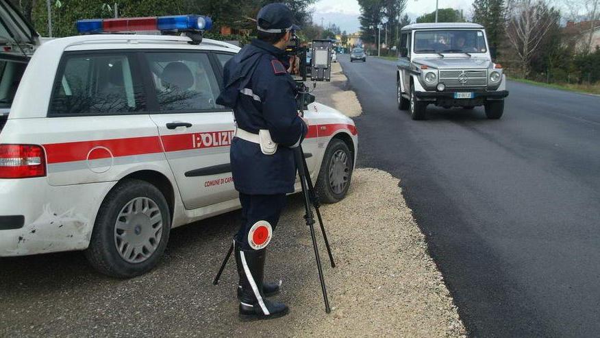 Selfie al volante, linea dura: quasi 300 multe in un anno
