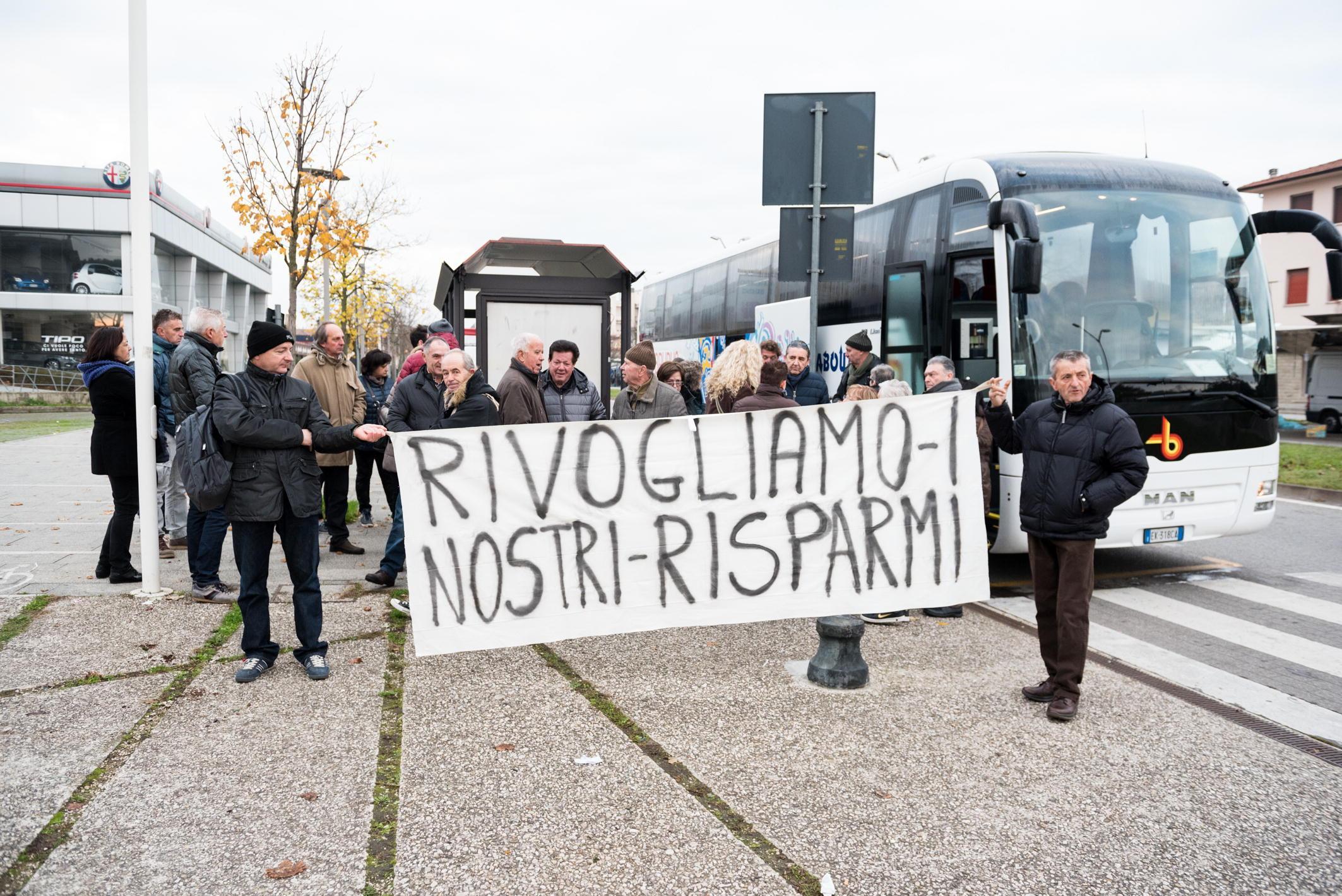 La protesta di un gruppo di risparmiatori clienti dell'Etruria 
