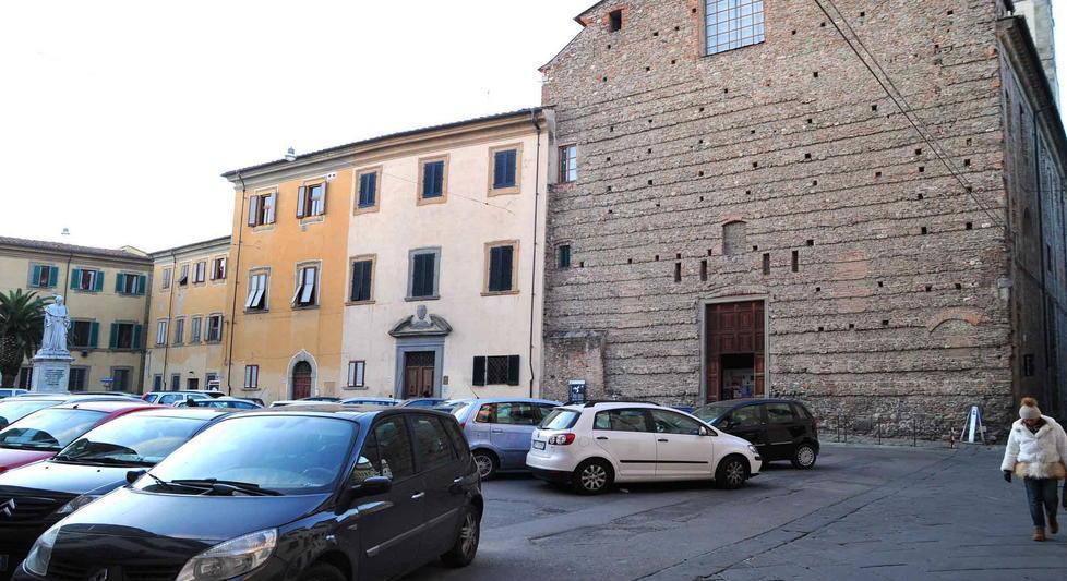 Via il parcheggio da piazza Spirito Santo 