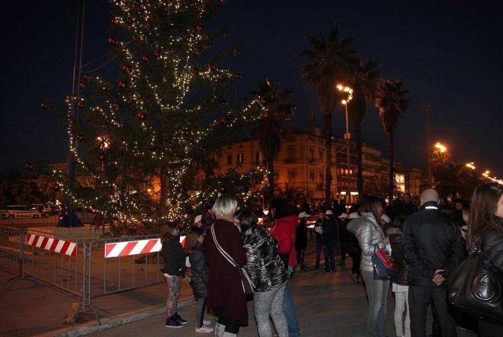 Addobbi e mercatini per illuminare il Natale