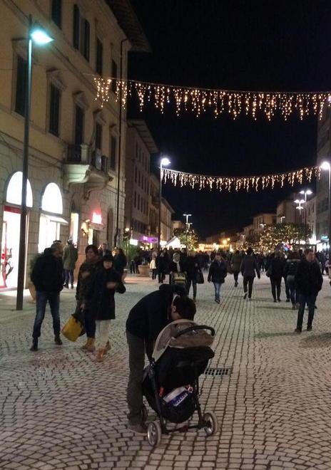 Prima passeggiata sui sampietrini sotto le luci di Natale 