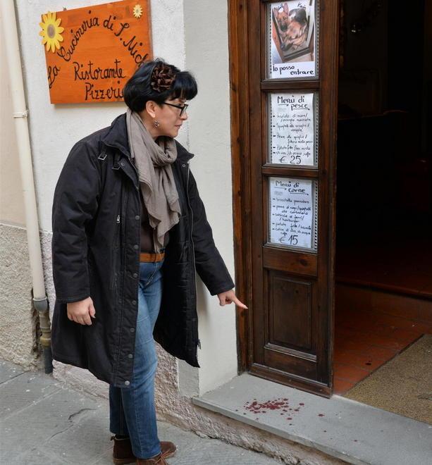 Tracce di sangue dopo il furto al locale 
