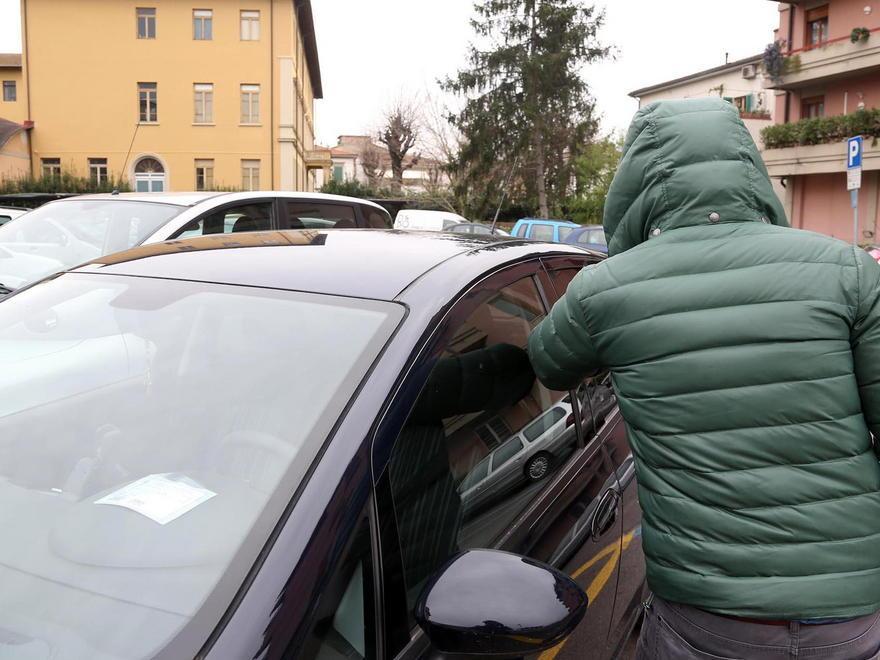 Prova ad aprire le auto in sosta a Matraia Fugge in scooter alla vista dei passanti 