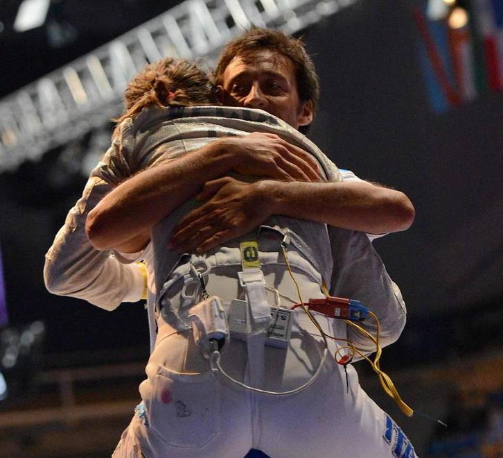L'abbraccio tra Nicola Zanotti e Irene Vecchi dopo una vittoria 