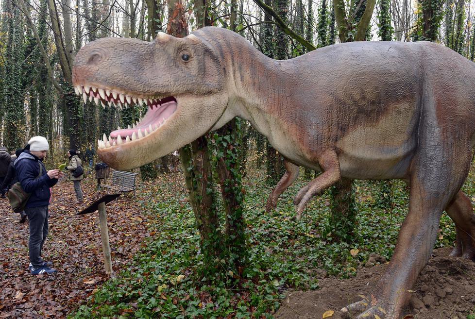 I dinosauri invadono il parco Villa Tusini di San Prospero