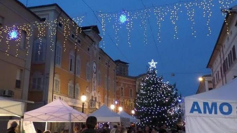 La torta degli ebrei anima il centro