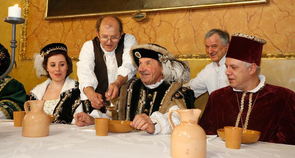 Piazza Mazzini sede di negozi per la vendita del Balsamico