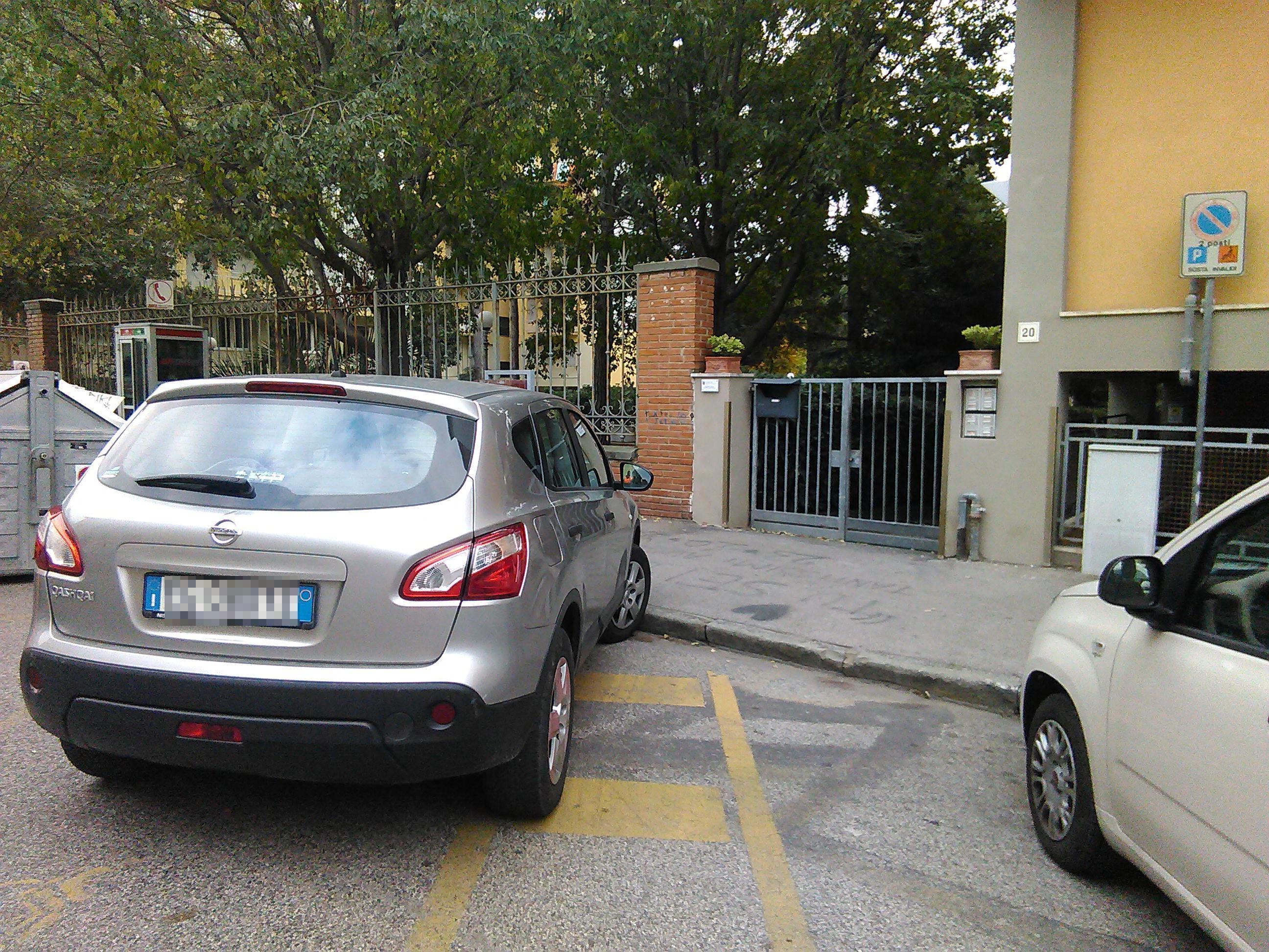 L'auto pizzicata dagli agenti della municipale in via Redi