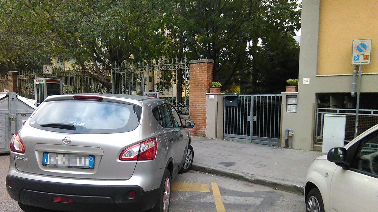 L'auto pizzicata dagli agenti della municipale in via Redi