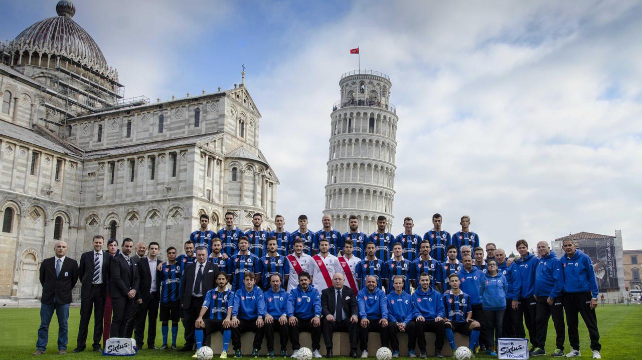 Il poster ufficiale del Pisa in regalo con il giornale (foto di Francesco Malasoma)