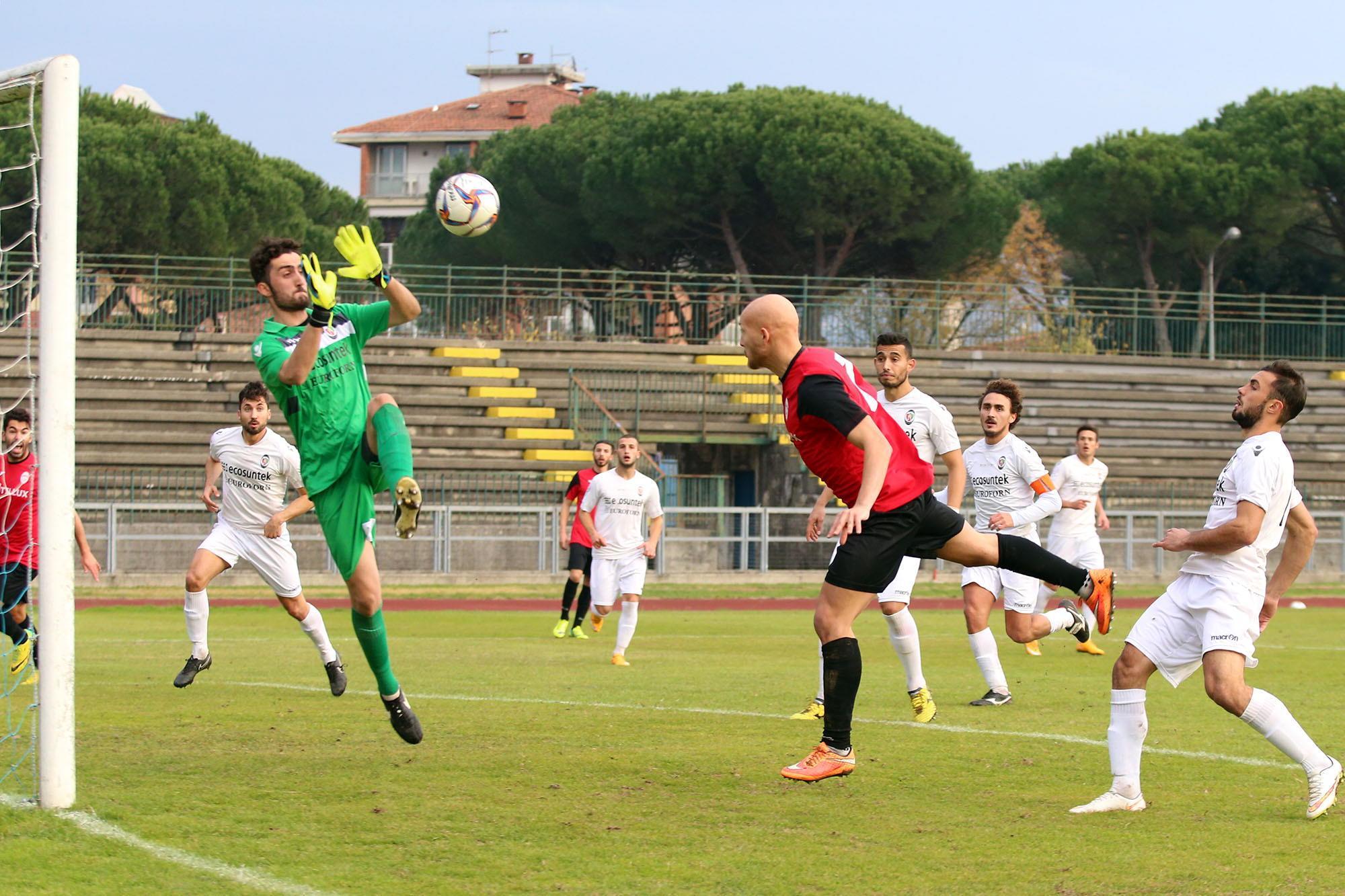 Un'azione di gioco della partita fra Montecatini Valdinievole e Gualdo Casalcastalda (foto Nucci)