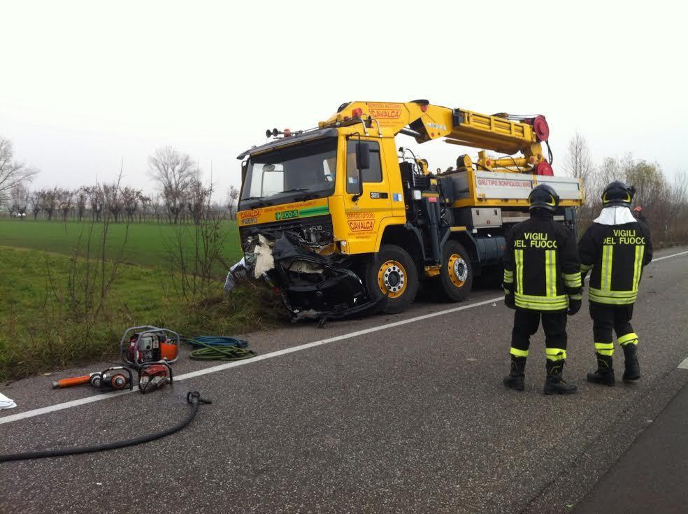 Auto finisce sotto un camion-gru,  morte tre ragazze