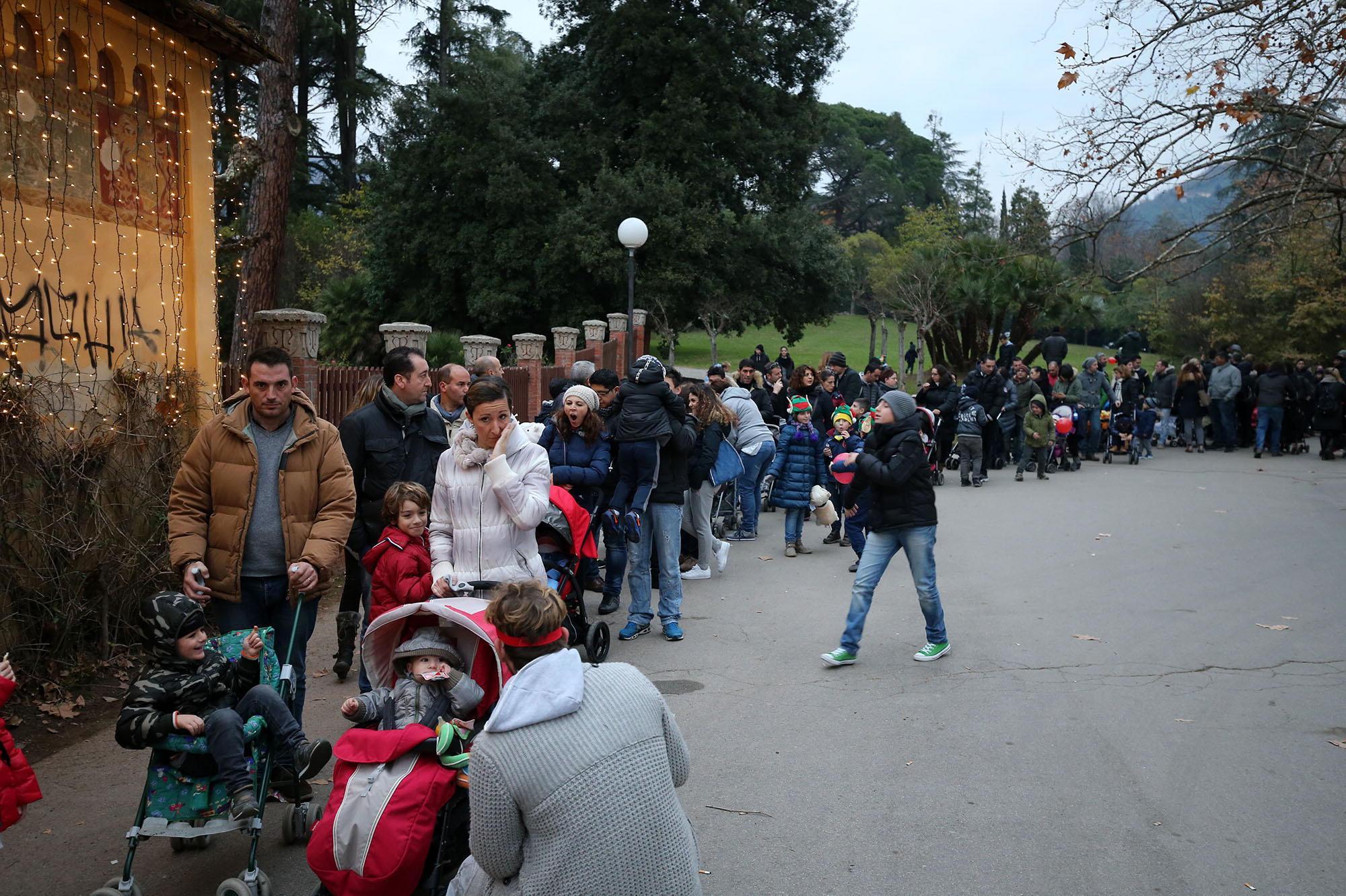 Code all'ingresso della Casa di Babbo Natale (Foto Nucci)