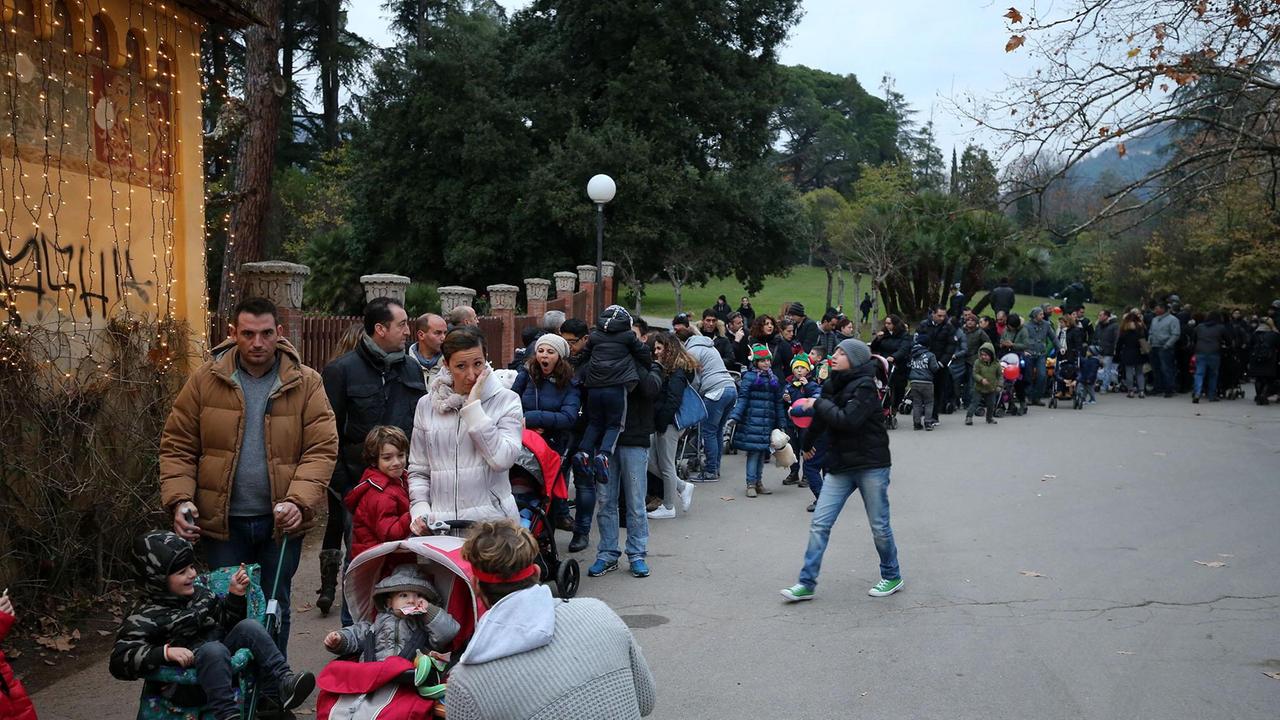 Code all'ingresso della Casa di Babbo Natale (Foto Nucci)