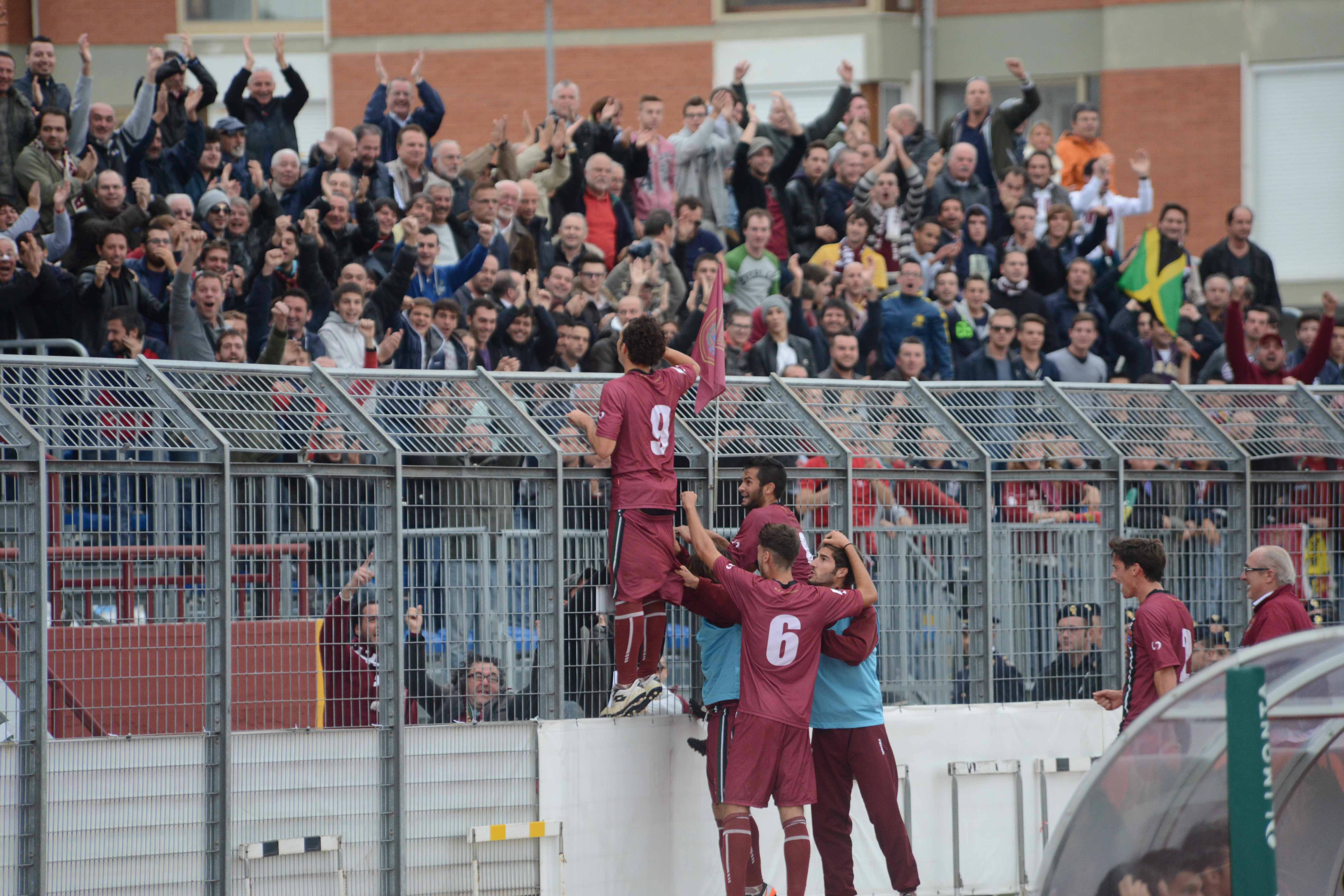 Arrighini, ai tempi in cui vestiva la maglia del Pontedera, esulta davanti ai tifosi granata (Foto Franco Silvi