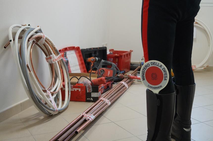 Parte della refurtiva trovata dai carabinieri di Follonica al momento dell'arresto 