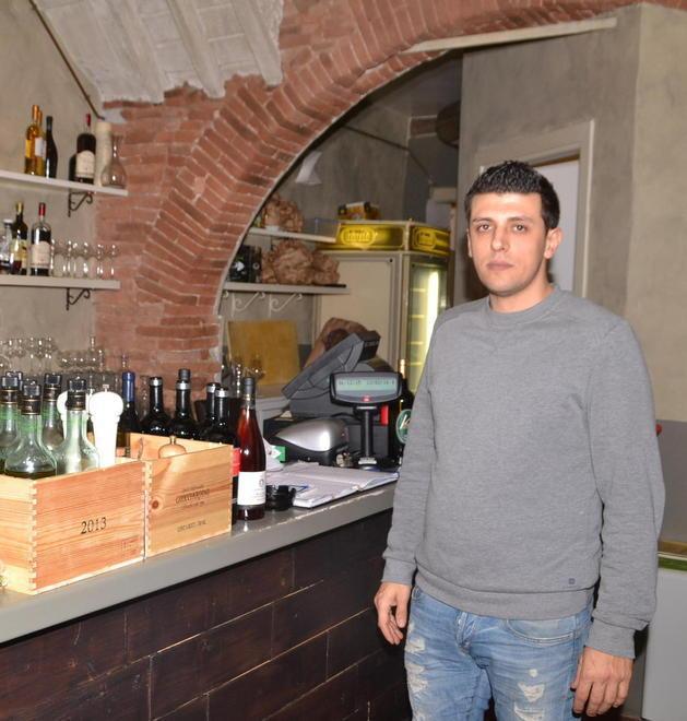 «Siamo armati»: rapinato dell’incasso davanti al suo locale 