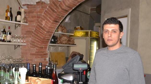 «Siamo armati»: rapinato dell’incasso davanti al suo locale