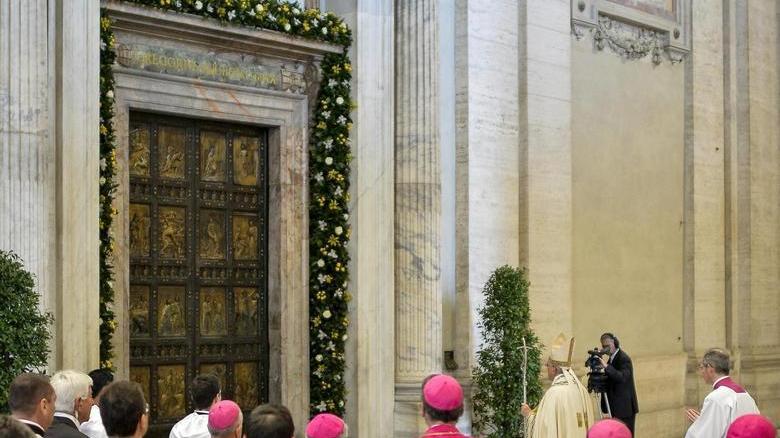 Papa Francesco davanti alla porta santa di San Pietro