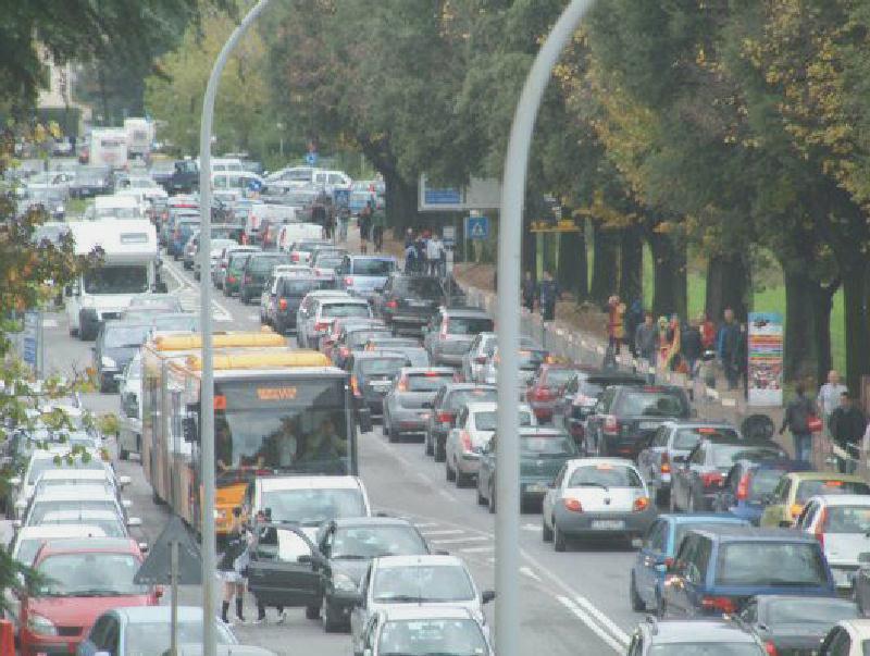 Traffico sui viali a Lucca