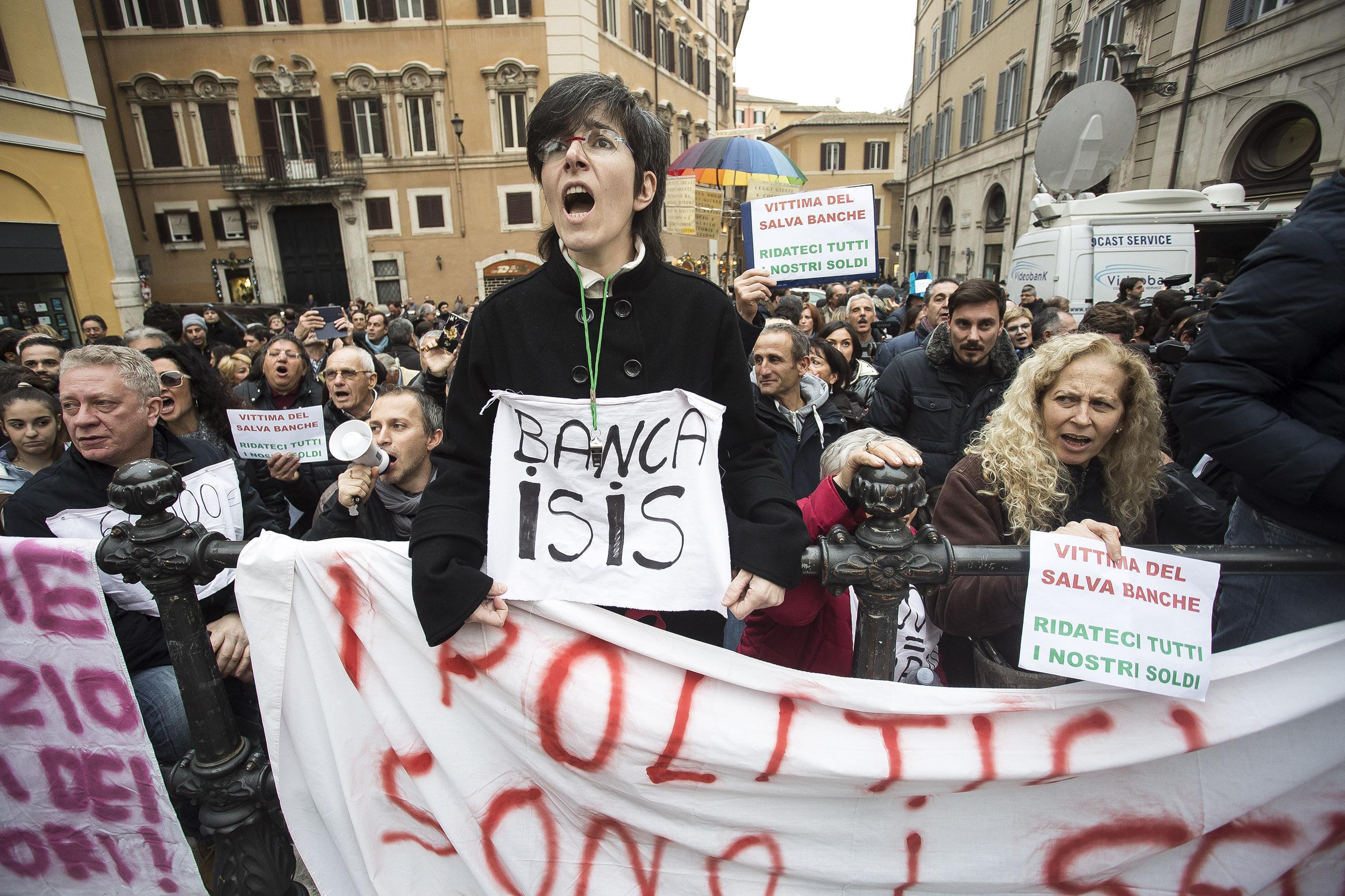 Un momento della manifestazione di protesta a Roma dei piccoli risparmiatori delle quattro banche