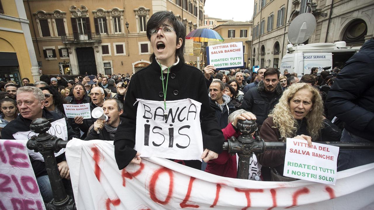 Un momento della manifestazione di protesta a Roma dei piccoli risparmiatori delle quattro banche