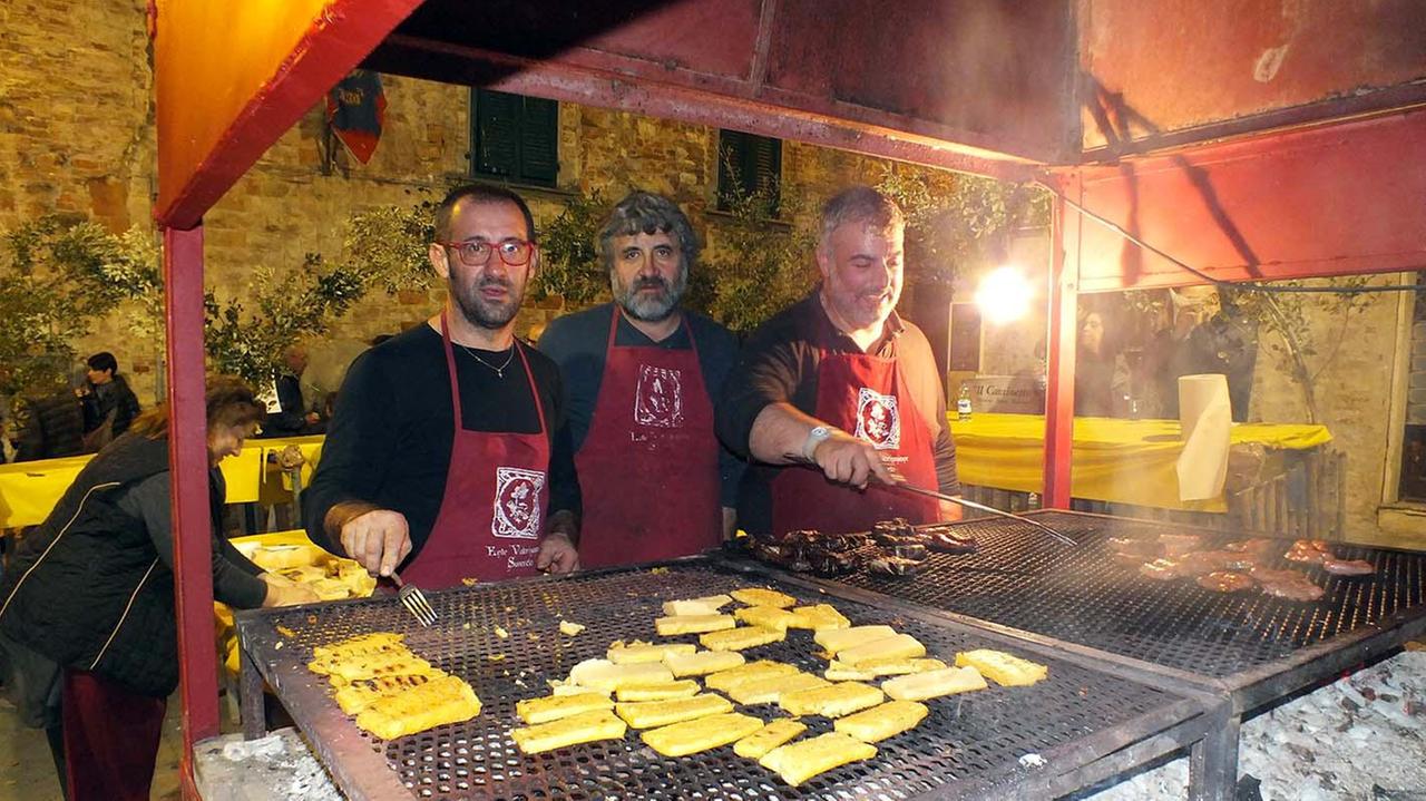 Volontari al lavoro in uno stand della Sagra (foto Paolo Barlettani)