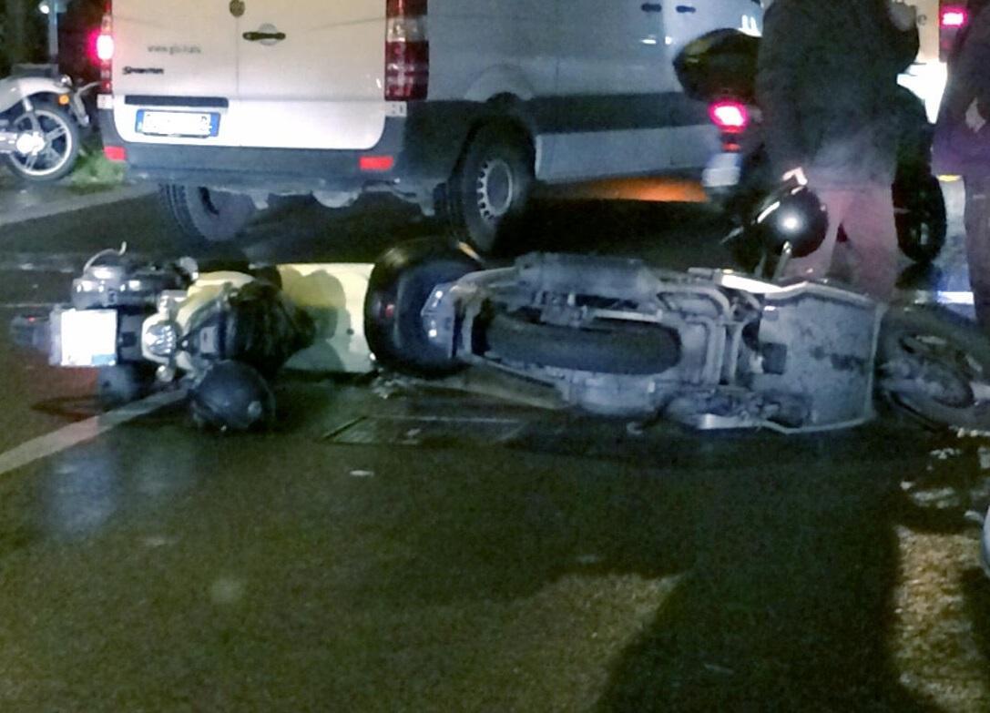 Gli scooter a terra dopo l'incidente in via Calzabigi (Marzi Pentafoto)