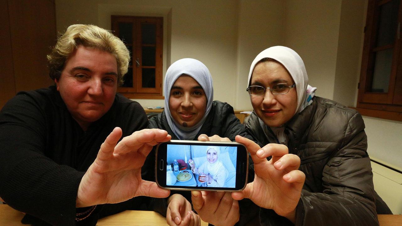 Francesca Dainelli, Ghizlane Saidi e Nadia Kounna mostrano una foto di Hanane Elghayati
