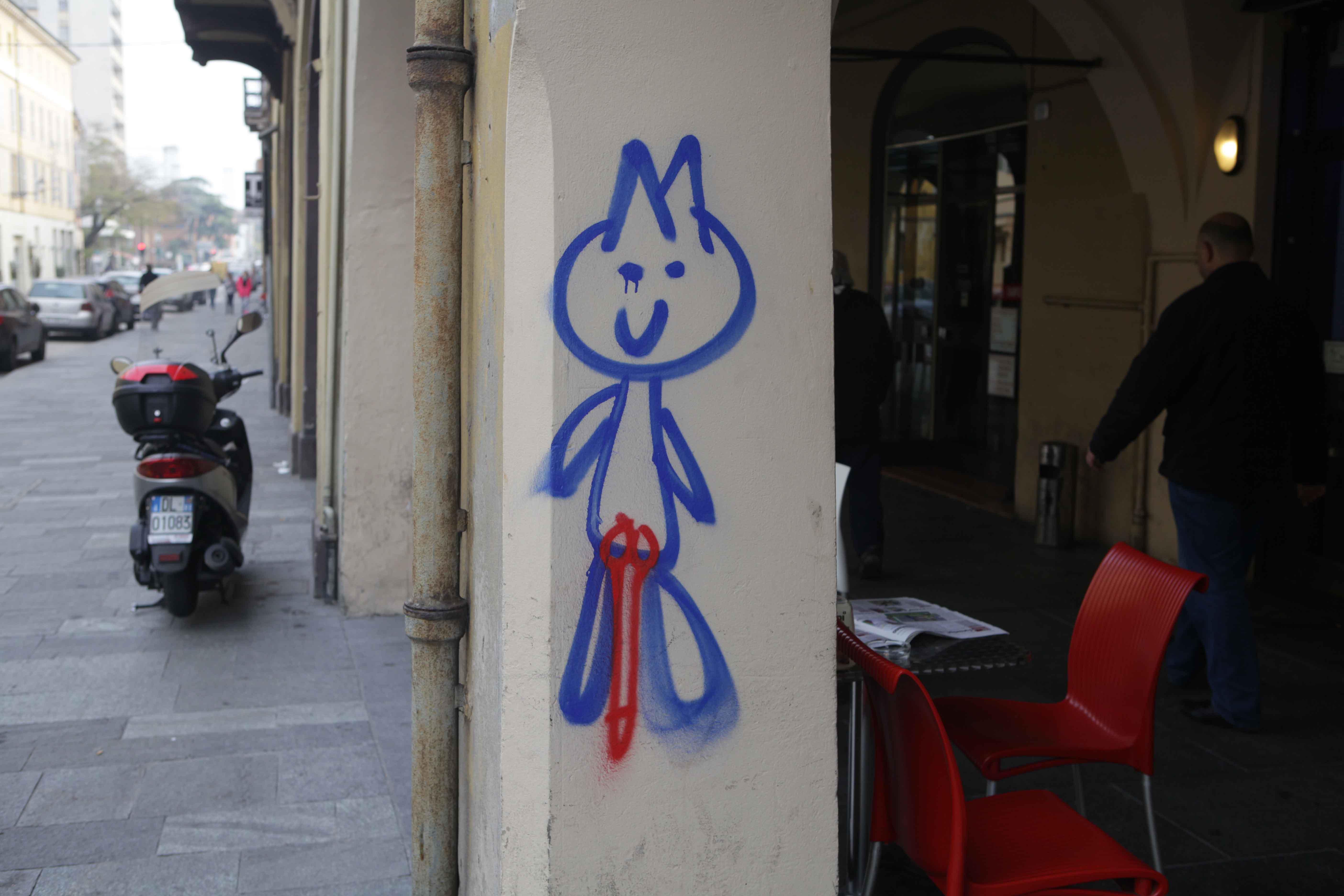 Reggio Emilia: muri imbrattati tra addobbi e luminarie 