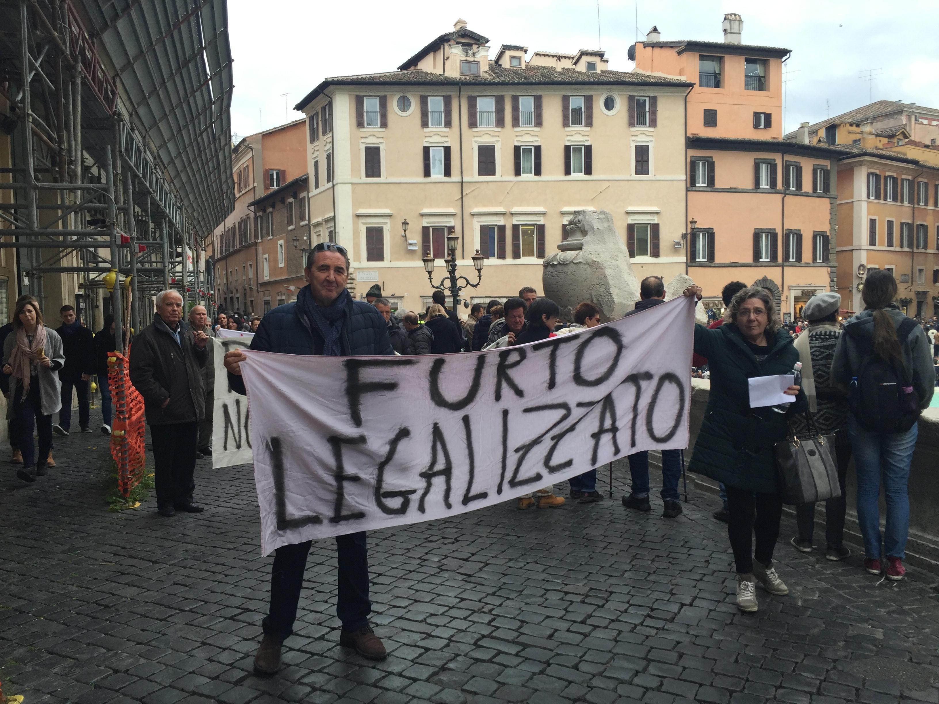 La protesta a Roma degli obbligazionisti di Banca Etruria 