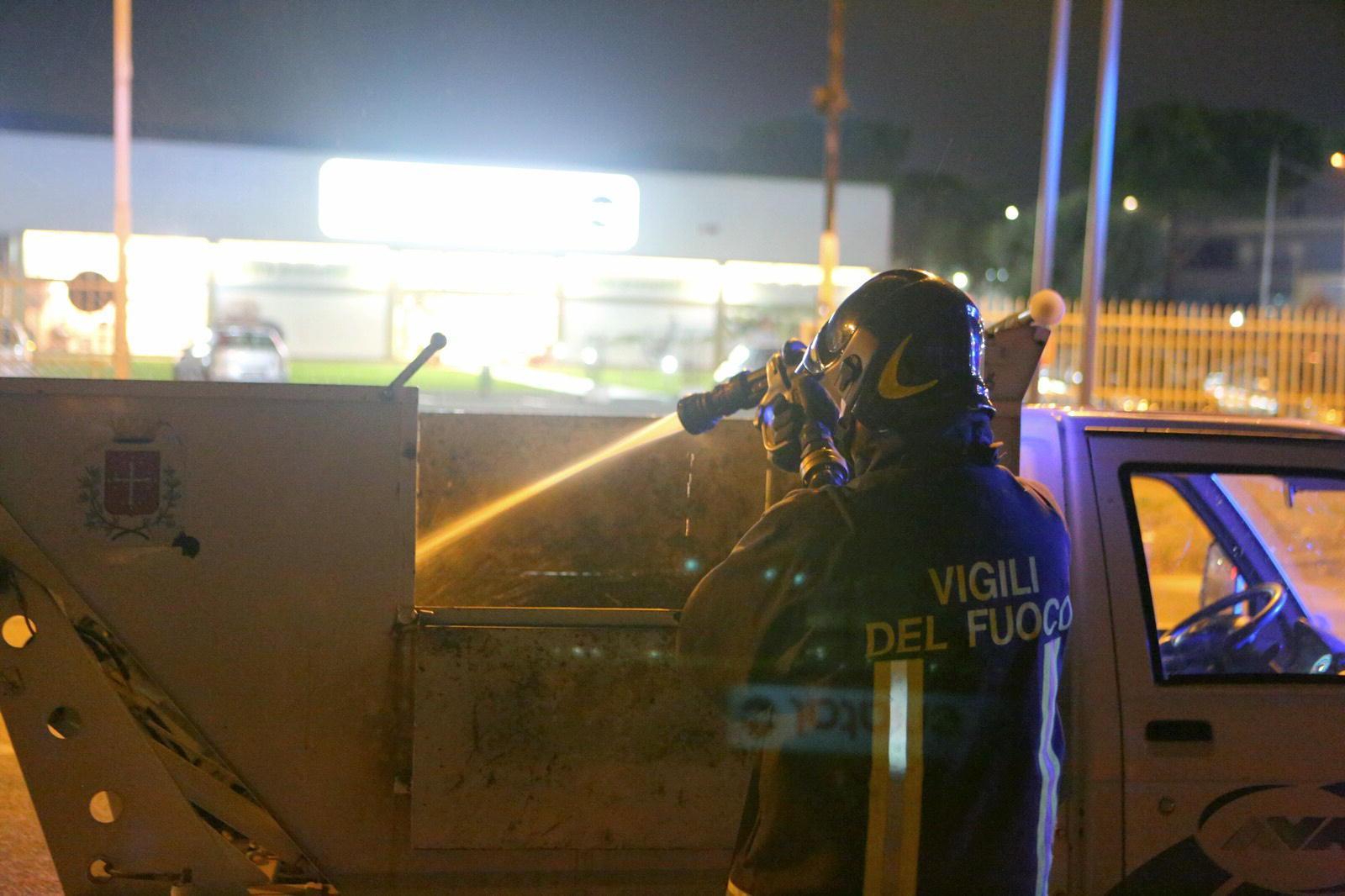 Un pompiere mette in sicurezza il furgoncino su cui si è sviluppato l'incendio (Marzi Pentafoto)