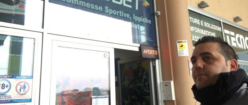 Rapinato da un bandito incappucciato 