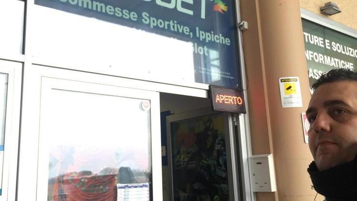 Rapinato da un bandito incappucciato