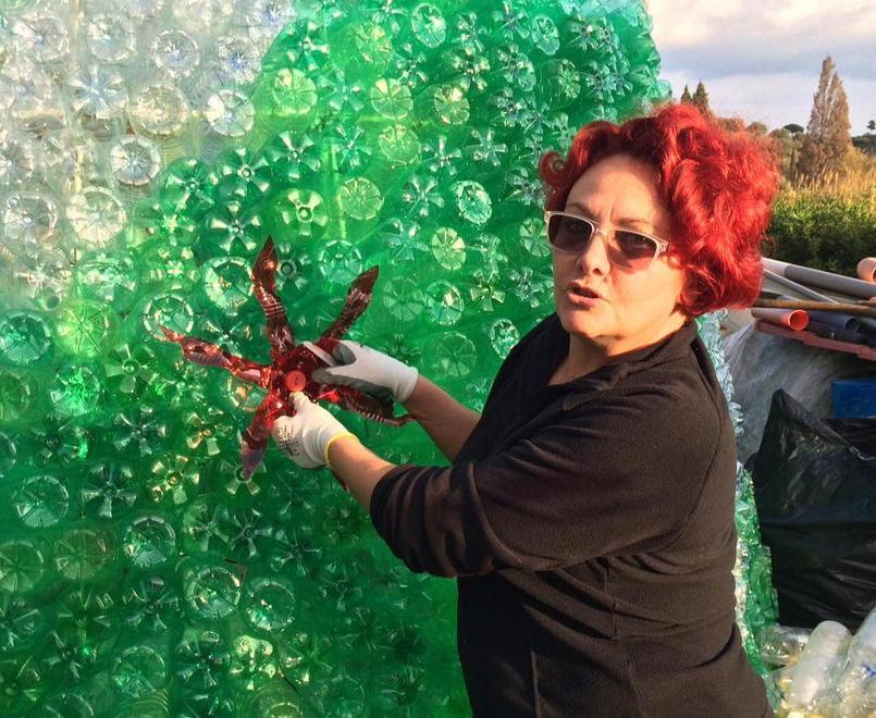 Un maxi albero di Natale fatto di bottiglie riciclate