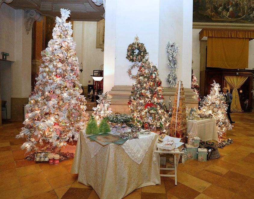 Alberi da sogno e merletti in San Carlo