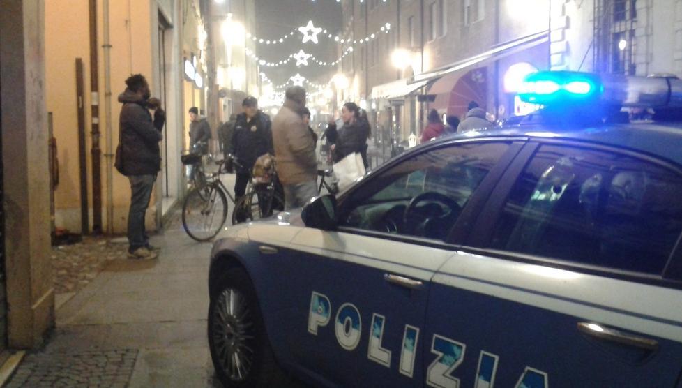 Ferrara: derubata della borsetta, salvata dal posteggiatore 