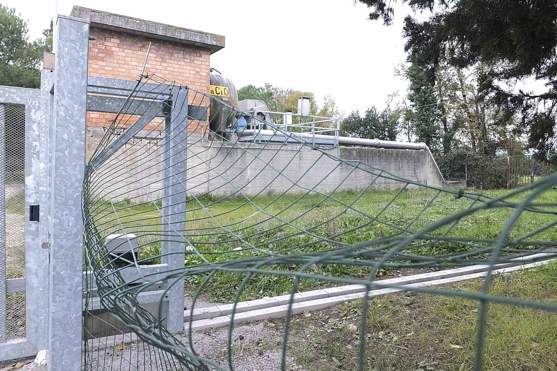 La recinzione danneggiata dai ladri per rubare nel deposito di Acque Spa (Muzzi)