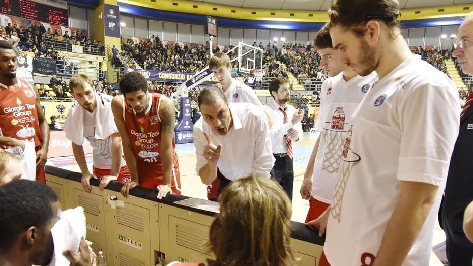 Coach Vincenzo Esposito durante un time out (foto Barbieri)