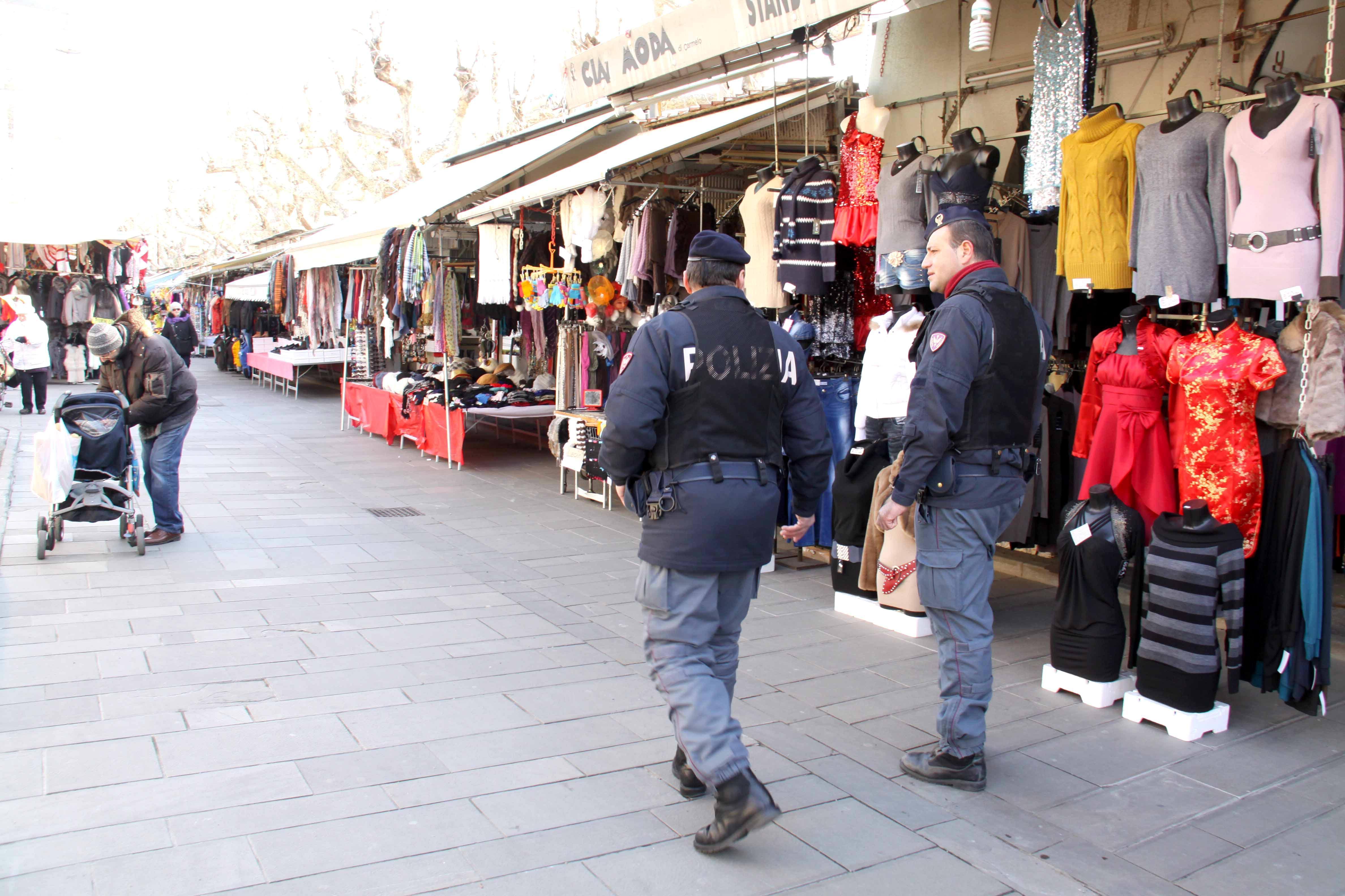 polizia al mercato di piazza Cavour
