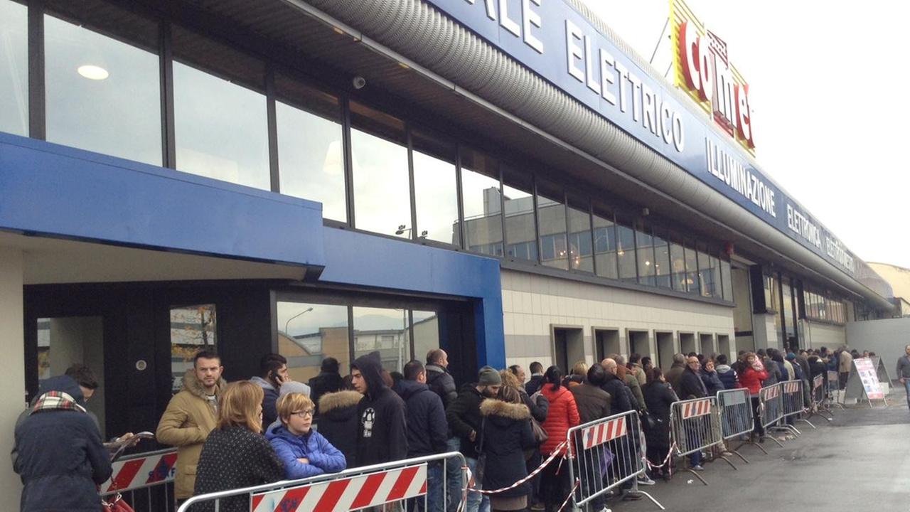 La fila per entrare nel nuovo negozio