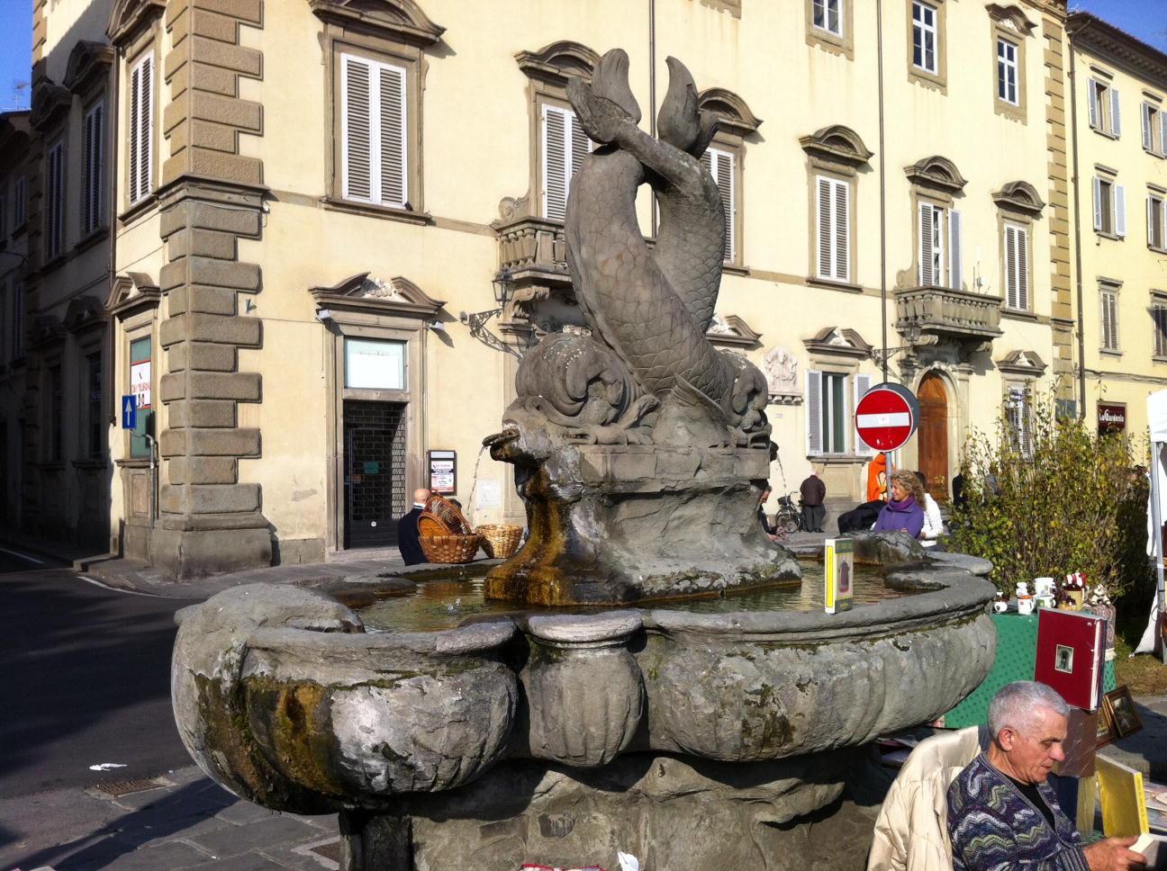 La fontana dei Delfini in piazza San Francesco