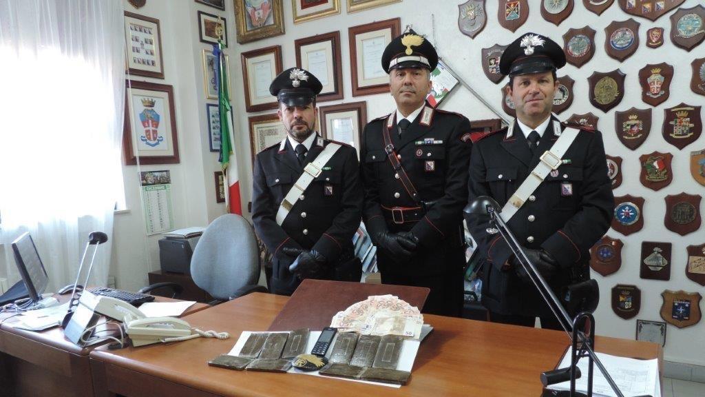I carabinieri con la droga recuperata a San Gavino